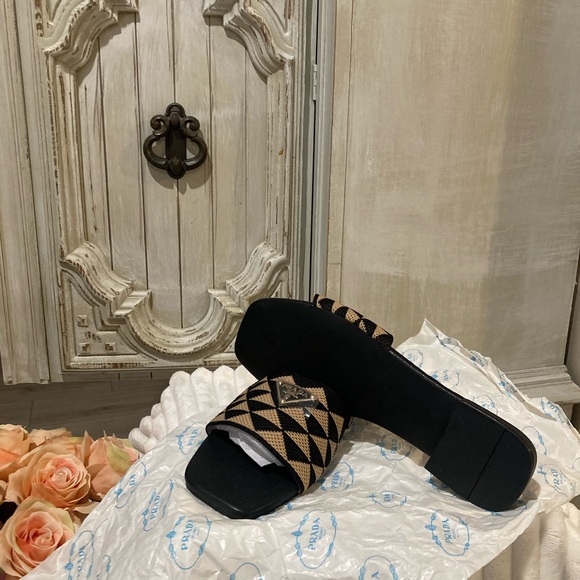 Prada sandals with adorable heel - Picture 1 of 3